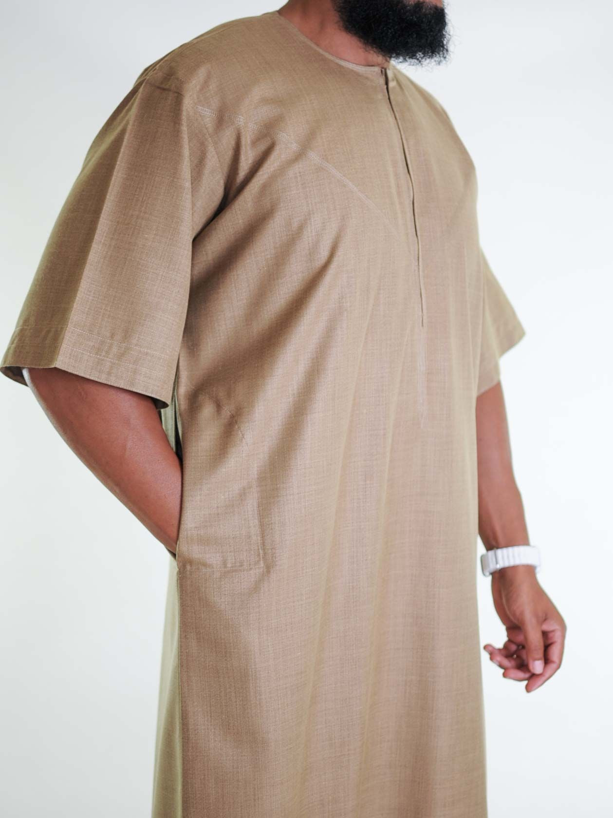 Qamis emirati en lin manches courtes beige foncé