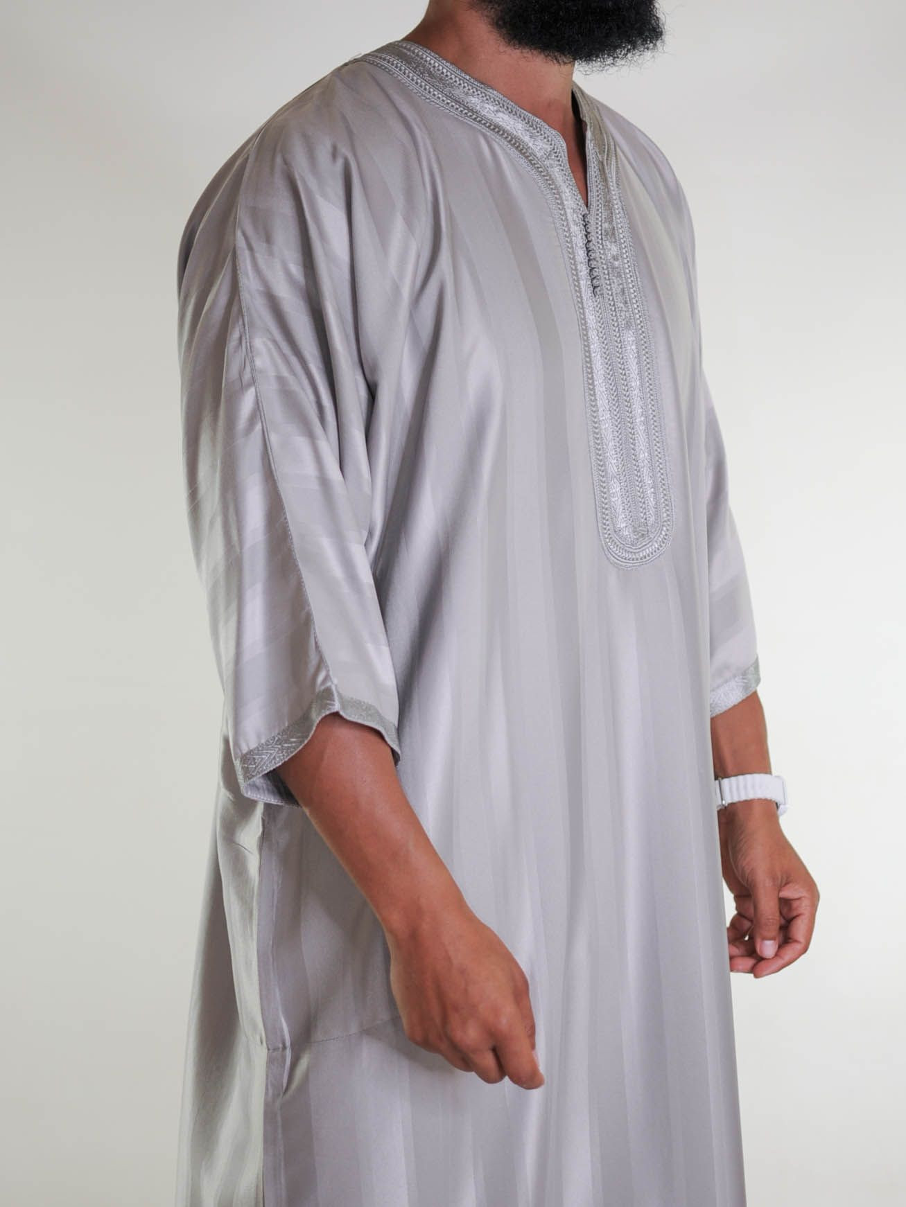 Gandoura marocaine jawhara - gris taupe / Broderie ton sur ton