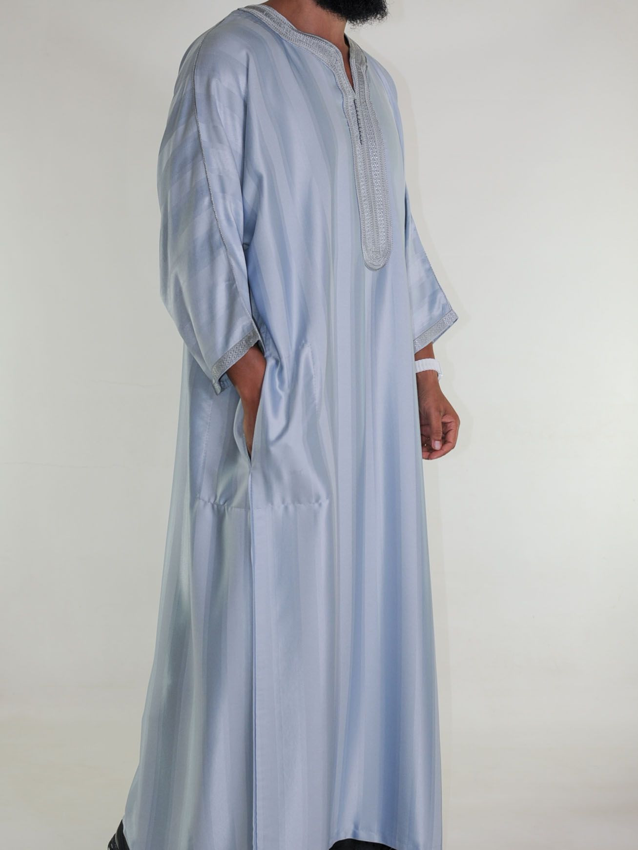Gandoura marocaine jawhara - gris clair / Broderie ton sur ton